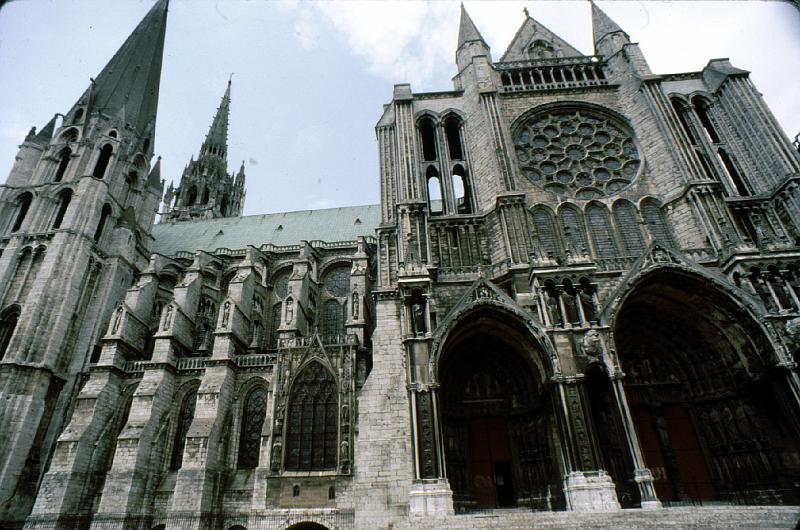 Chartres_steeple_buttresses 