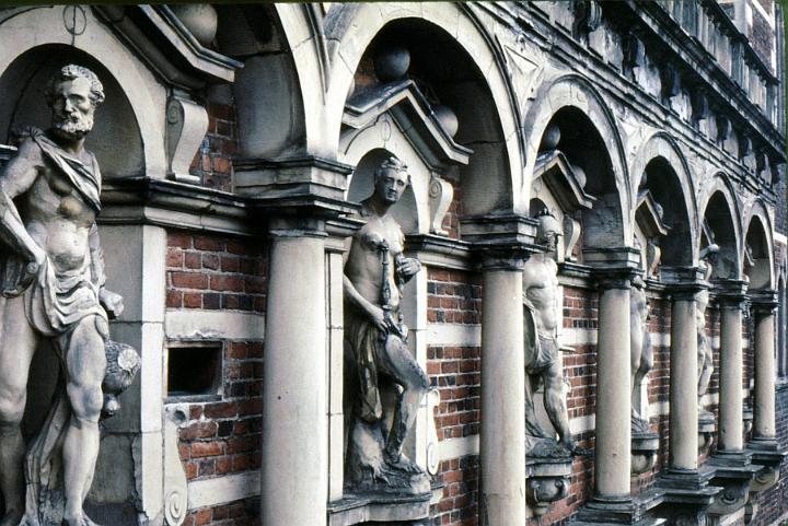 Freidensborg_wall_statues