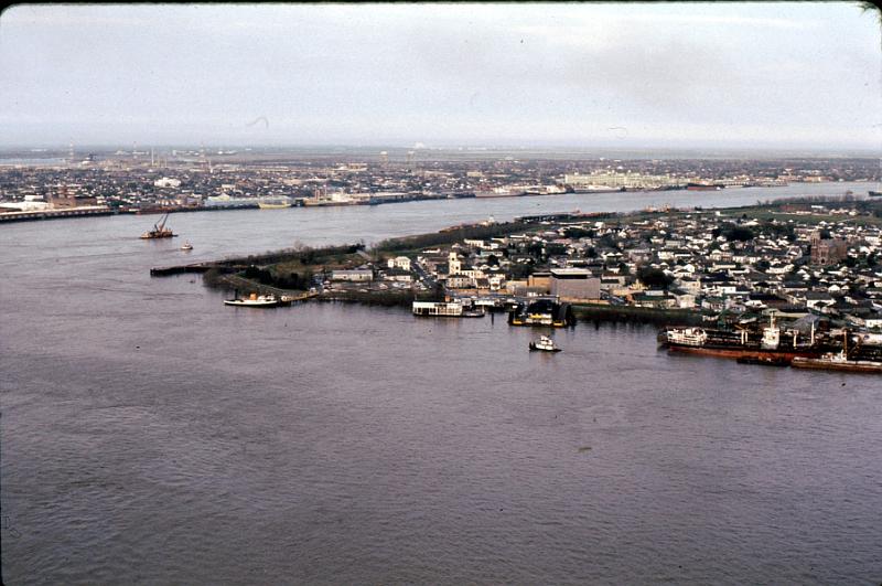 river-46 The crescent in the Mississippi.