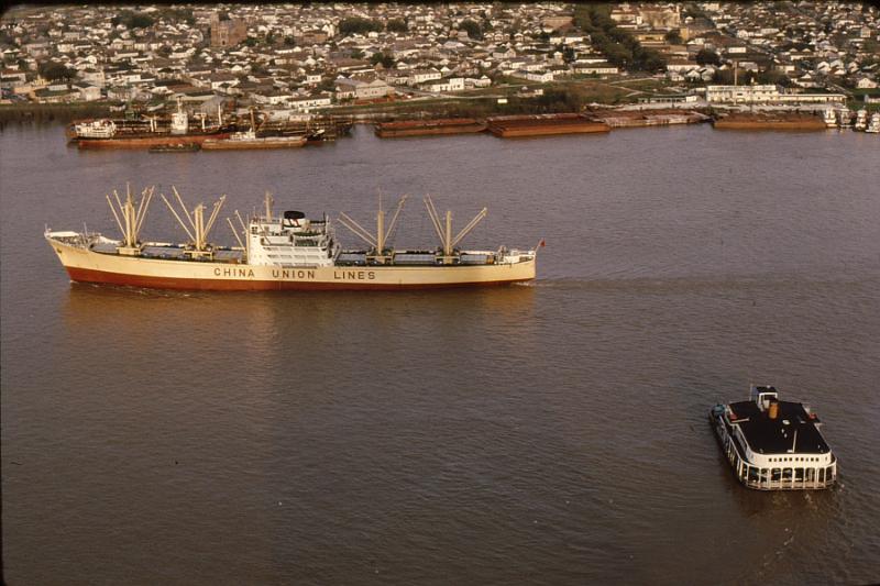 river-48 We went to the top of the World Trade Mart, which stands at the north end of Canal Street at the Mississippi River, precisely at the center of the crescent bend in the river.  Here you see a Chinese freighter heading down-river while a ferry crosses from New Orleans to Gretna.