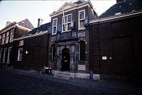 Leiden_entrance_to_Pilgrim's_quarter And this house is the gate to the courtyard where the Pilgrims lived.
