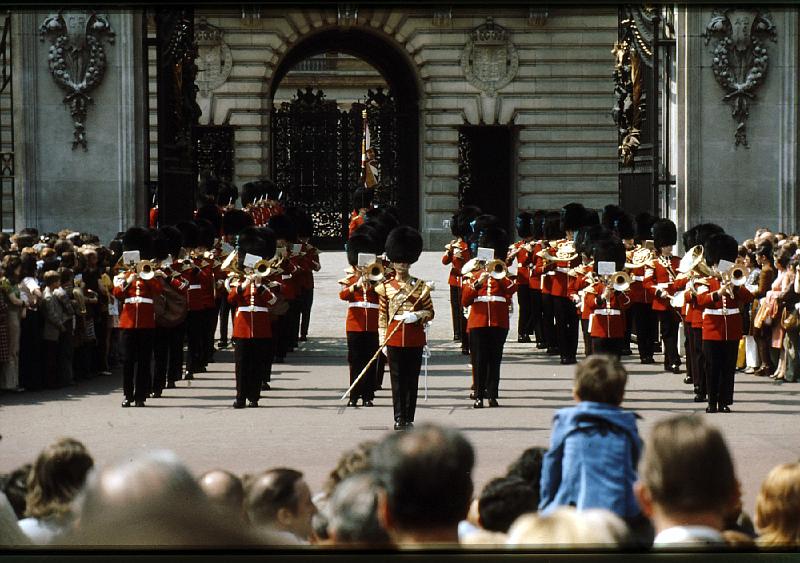Buckingham_guard_change_2 